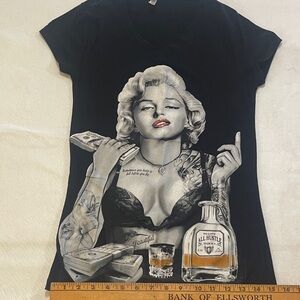 Marilyn Monroe Edgy Black Graphic Tee with Iconic Print size medium